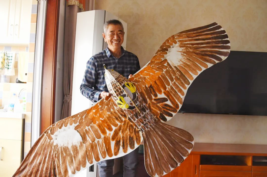 倪建明与"盘鹰"结缘已有近20年,"最初与好友在城隍庙偶然看到有人在售