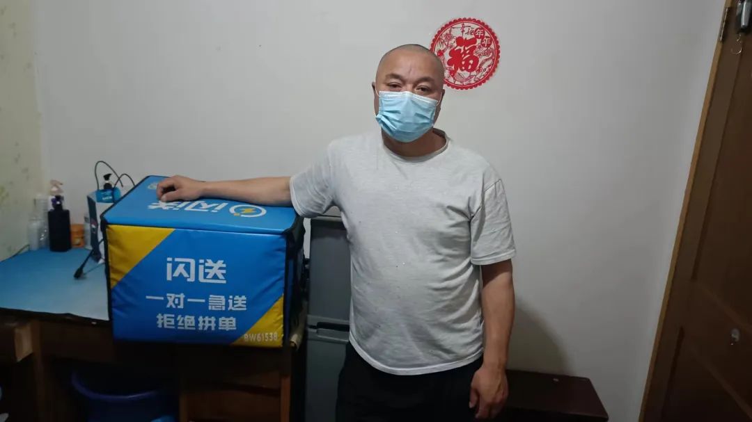 55岁的殷振东,来自黑龙江,是一名闪送员,目前住在嘉定区江桥镇.