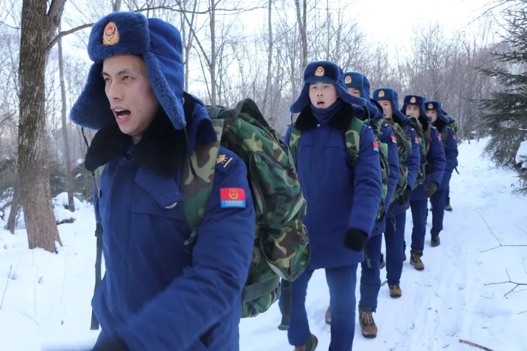 战严寒踏冰雪火焰蓝开展冬季野营拉练