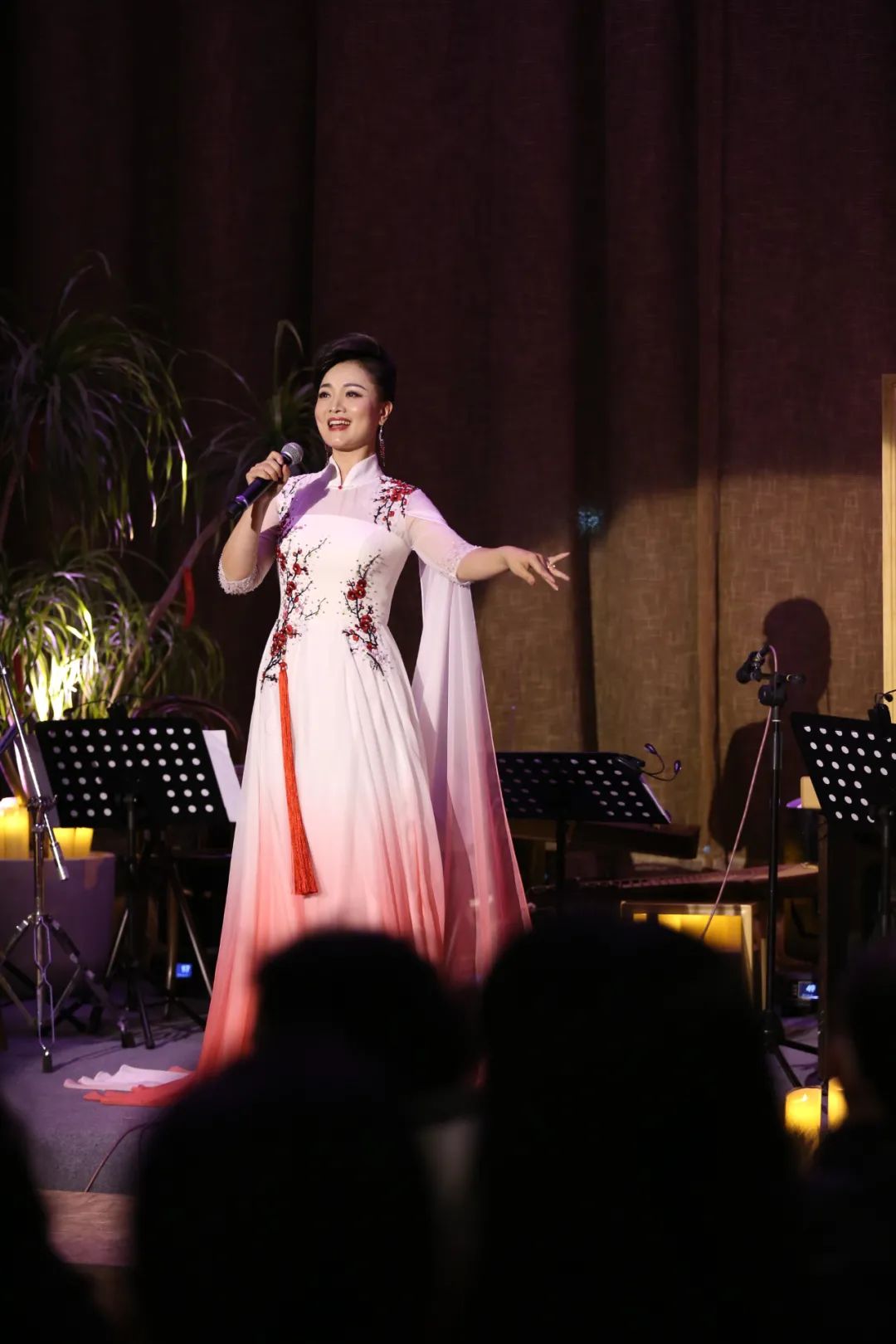 一级演员,著名歌唱家张红英以十余首曲目,为现场来宾上演了一场民歌