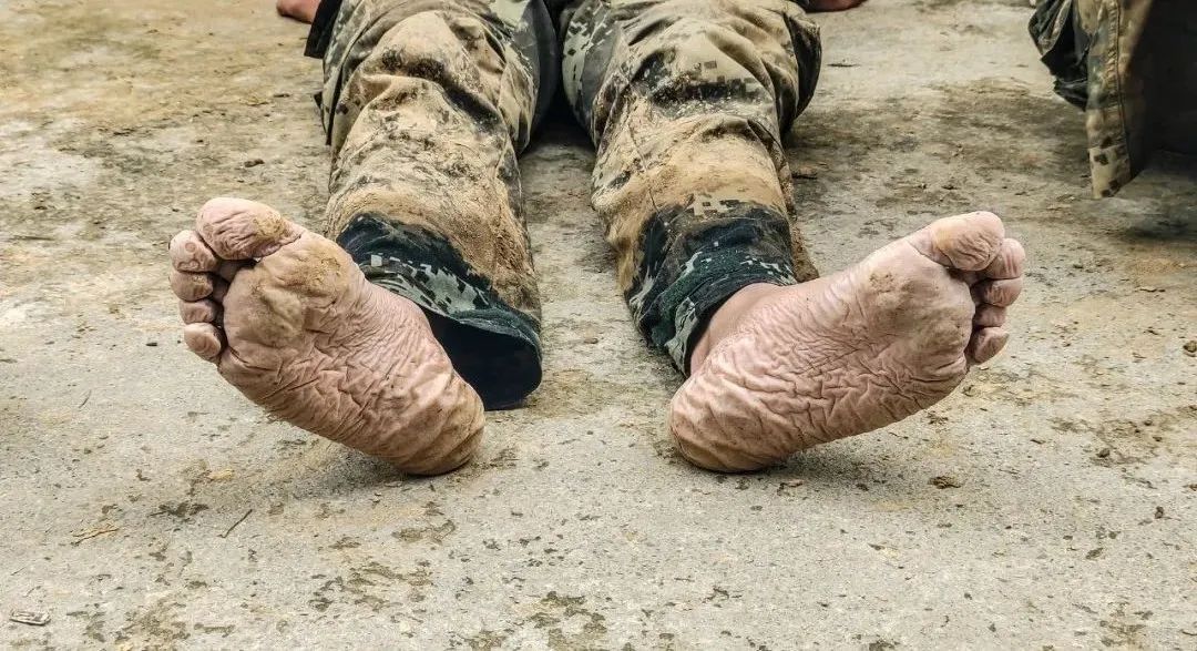 抗洪救灾战士的脚图片