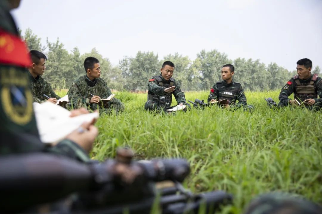 武警河北总队某部大队长李闯和特战队员进行理论研讨(2022年8月3日摄)