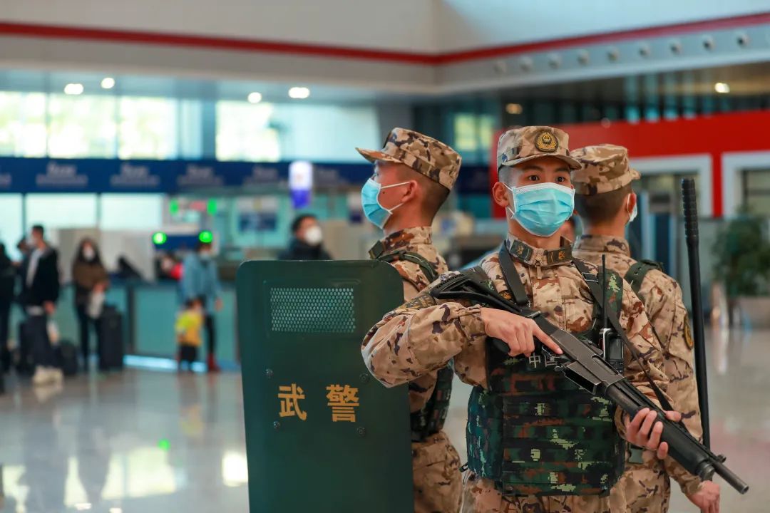 陕西武警陕西总队西安支队派出多个巡逻小组,以乘车巡逻和定点警戒相