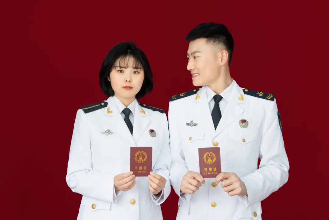 这12对军人的结婚照,你觉得哪个更好看?