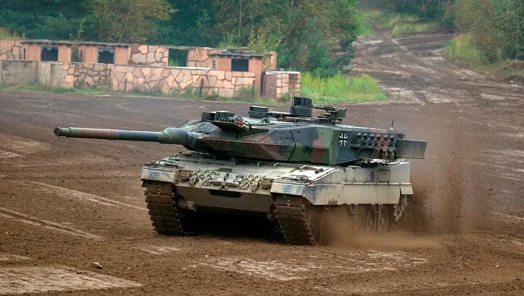 乌克兰获得坦克装甲车“大礼包”  滕建群:当前俄乌相互防御的胶着态势或被改变