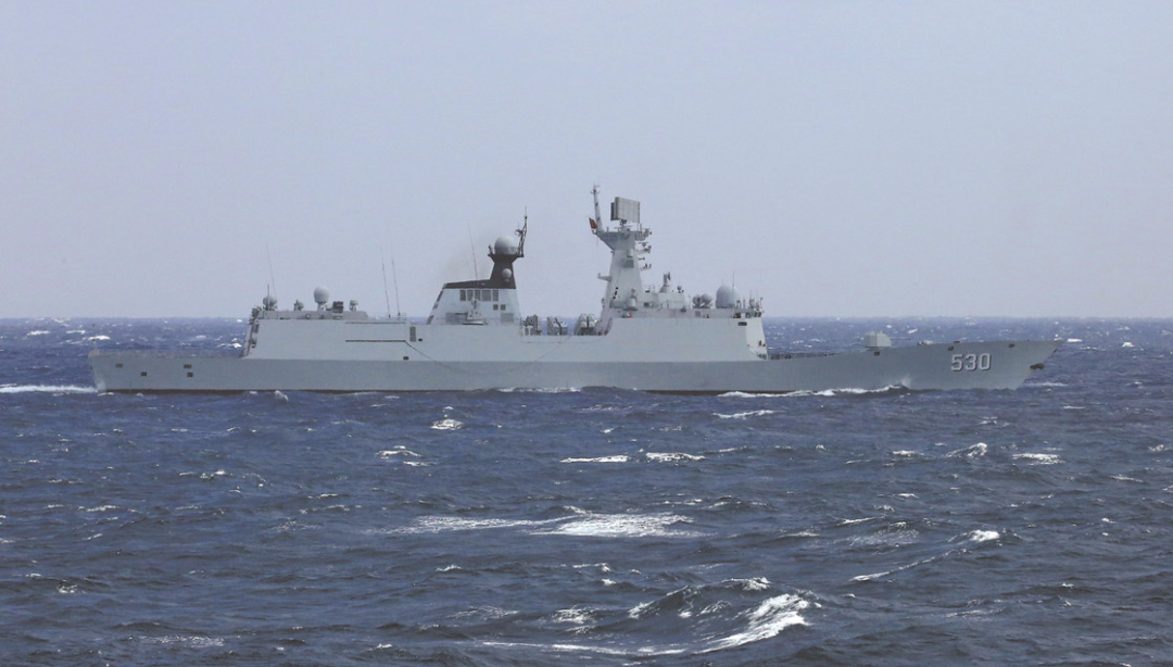 海军徐州舰在台岛以东海域进行战备警巡.