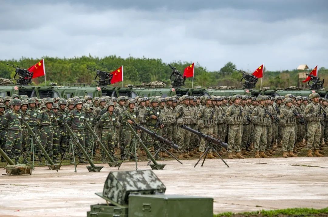 5月26日,参演官兵在老挝人民军库玛丹学院训练场参加中老"友谊盾牌