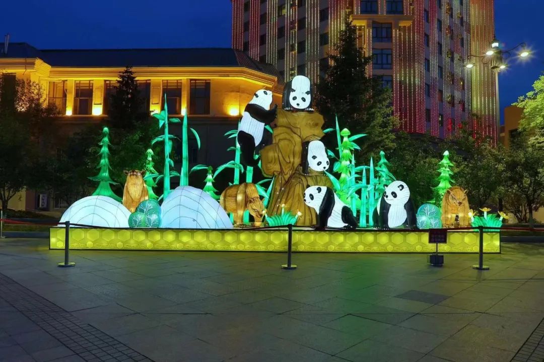 此次花灯展围绕"一城两国"进行布局,以弘扬中华传统