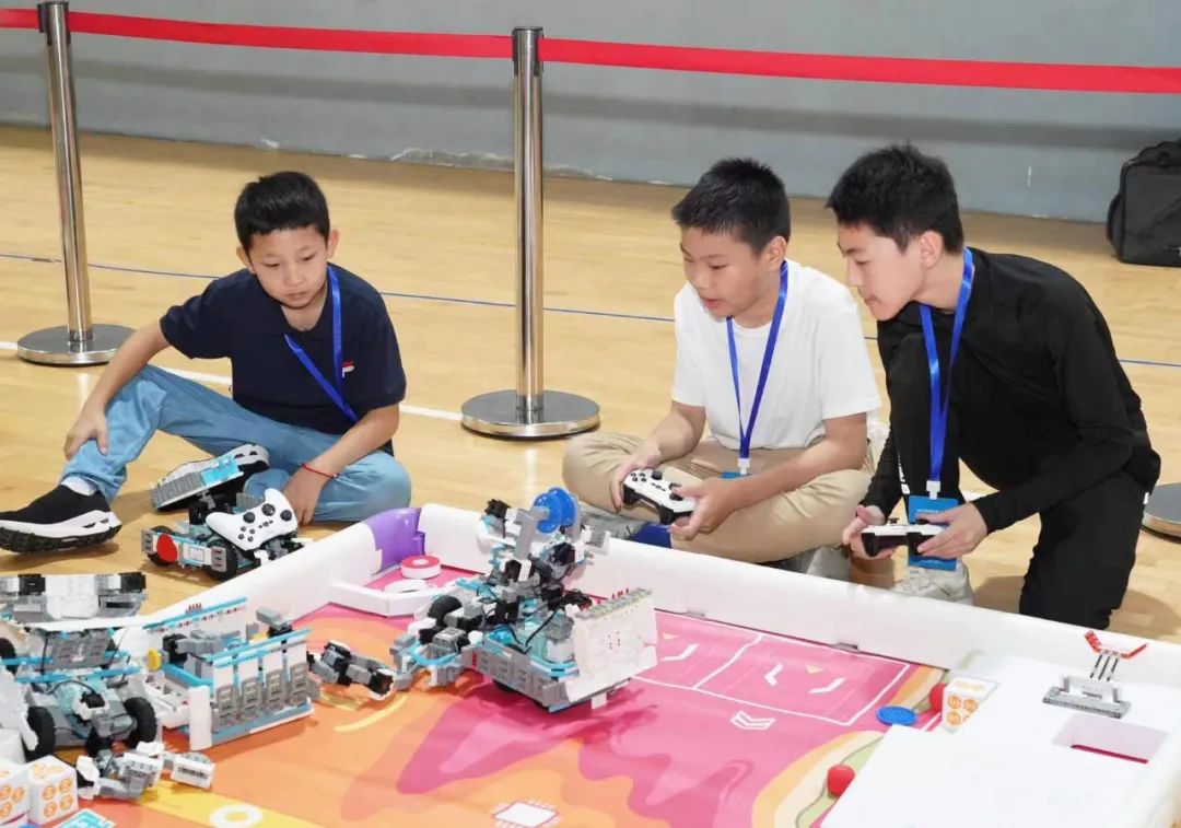 上海全市252名学生机器人大赛酣畅激战