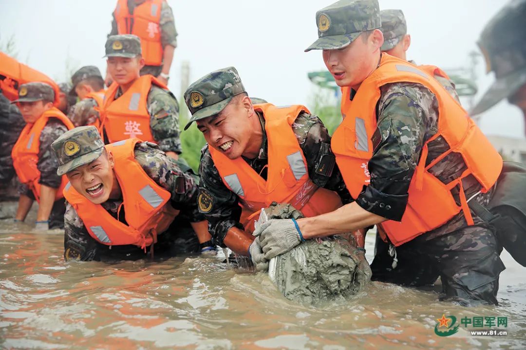 解放军河南抗洪图片