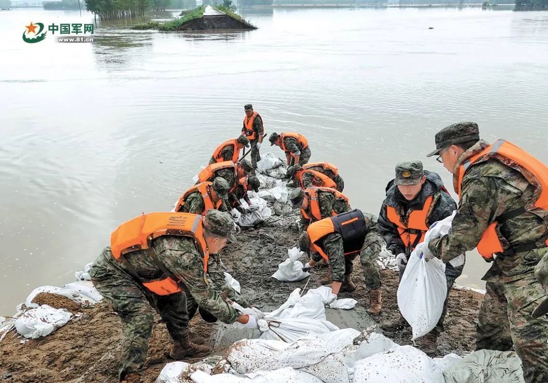 解放军和武警部队听从统帅号令持续奋战在华北东北抗洪抢险救灾一线