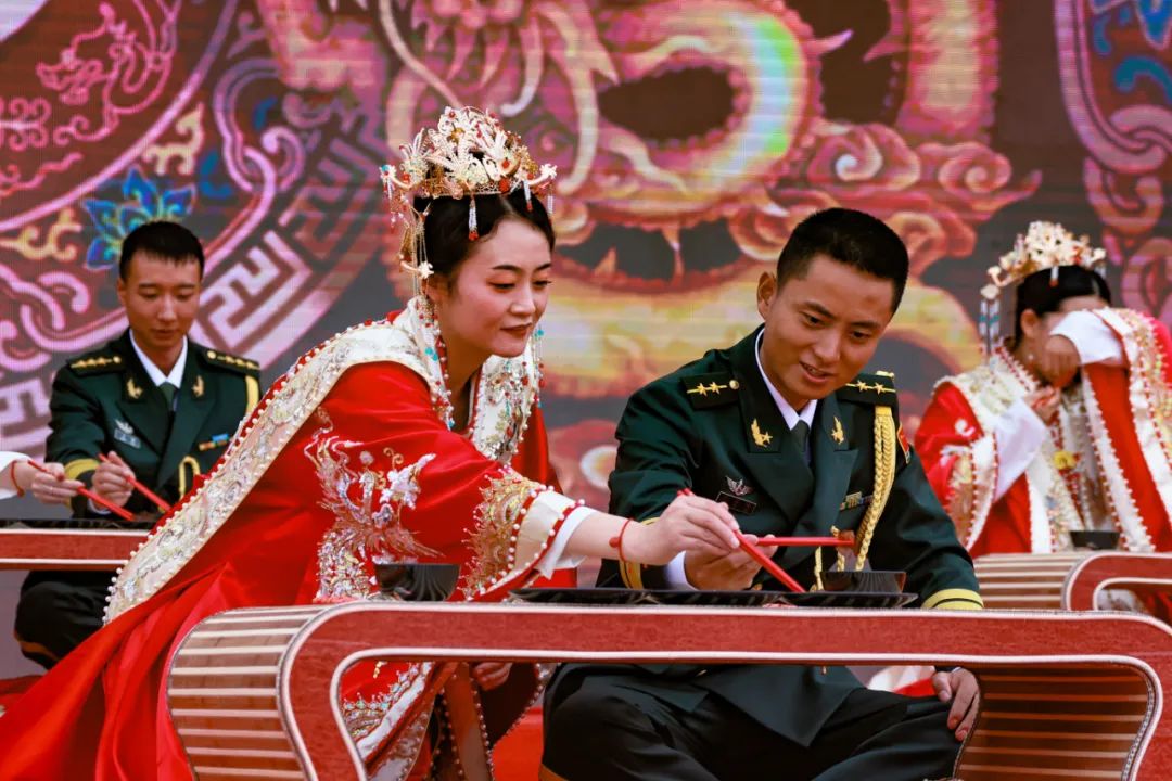 节日期间,部队为他们举行集体婚礼!