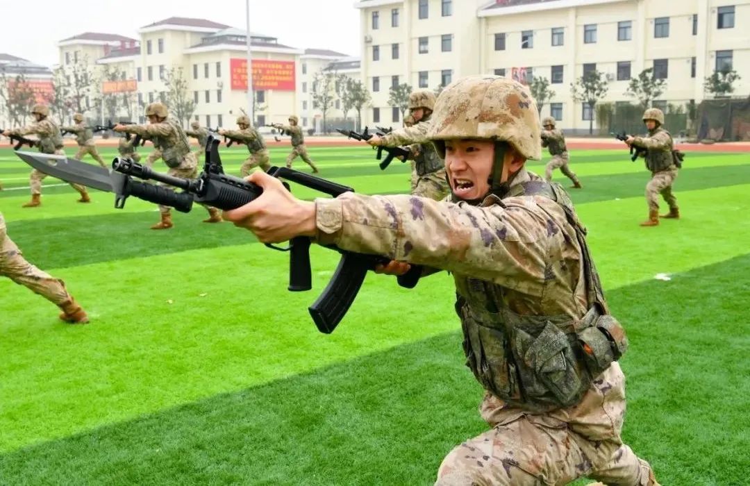 火热开练!解放军和武警部队开展新年度军事训练