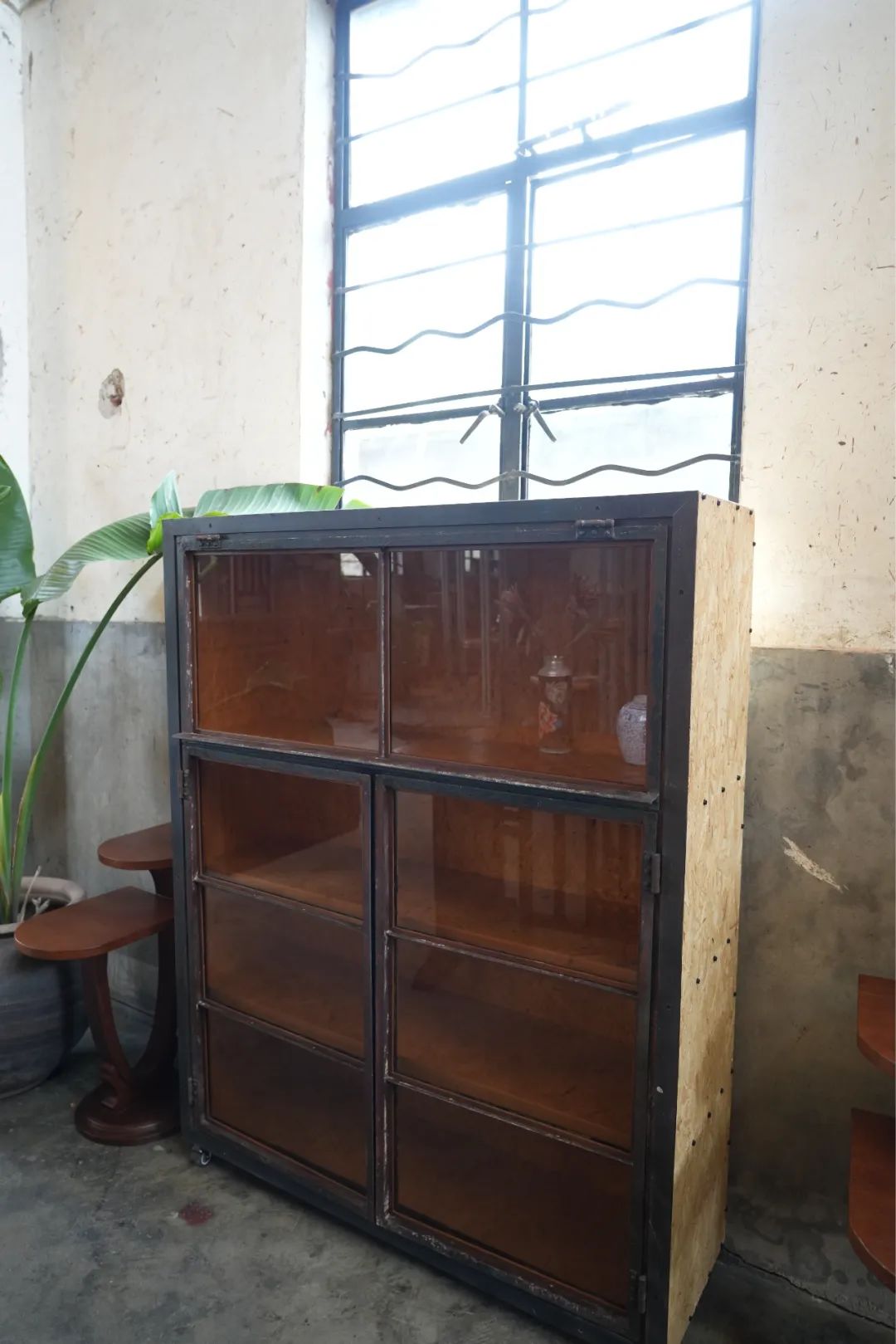 老厂房里藏着旧家具，老上海旧时光被保存