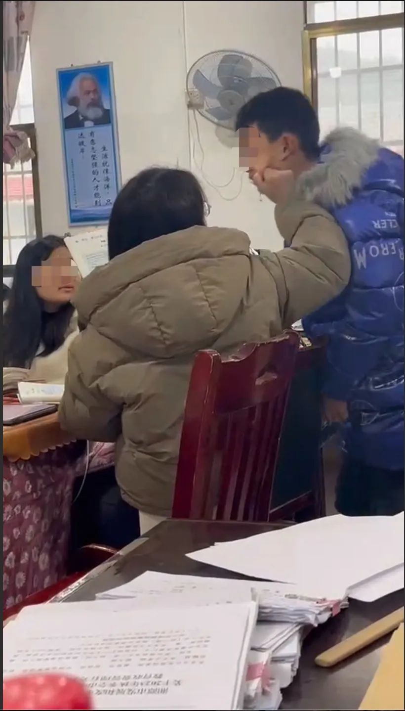 湘潭一教师打骂小学生，是辅导作业还是在宣泄情绪？