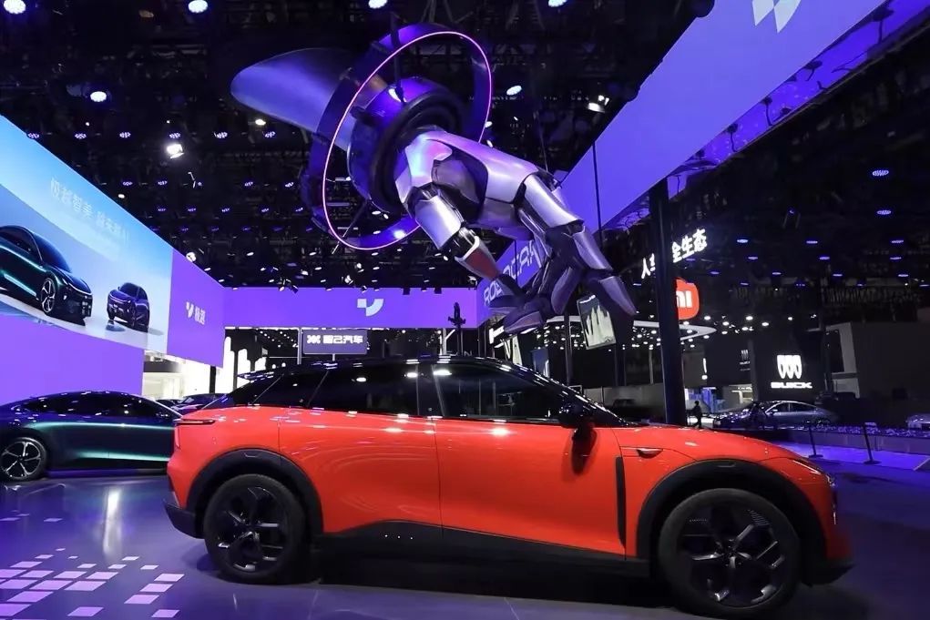 必一运动“汽车机器人”带你体验未来AI智能出行生活嘉定车企亮相北京国际车展(图2)