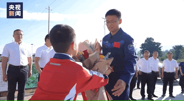 母校重聚,追星现场再现