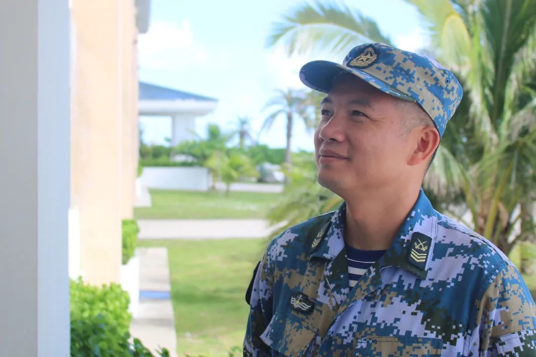 某场站的制氧站,记者见到了正在维护保养制氧装备的二级军士长罗淦升